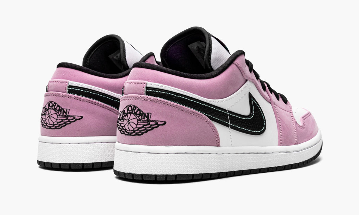 Air Jordan 1 Low SE Violet Shock Sneakers