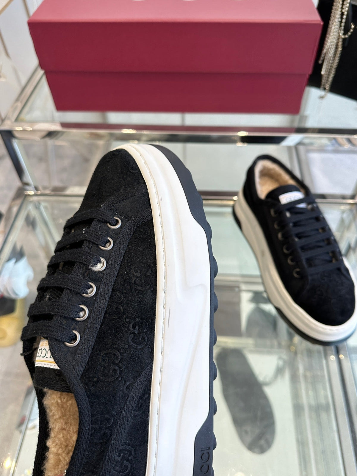 Gucci Sneaker in Black Canvas with Beige Fleece Lining