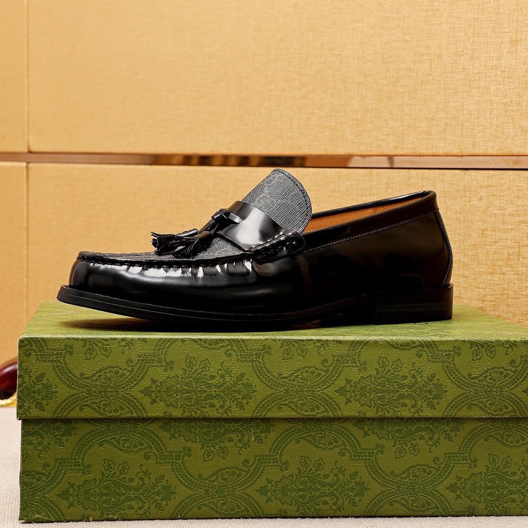 微商相册测试鞋子-Gucci Tassel Monogram Loafers — front