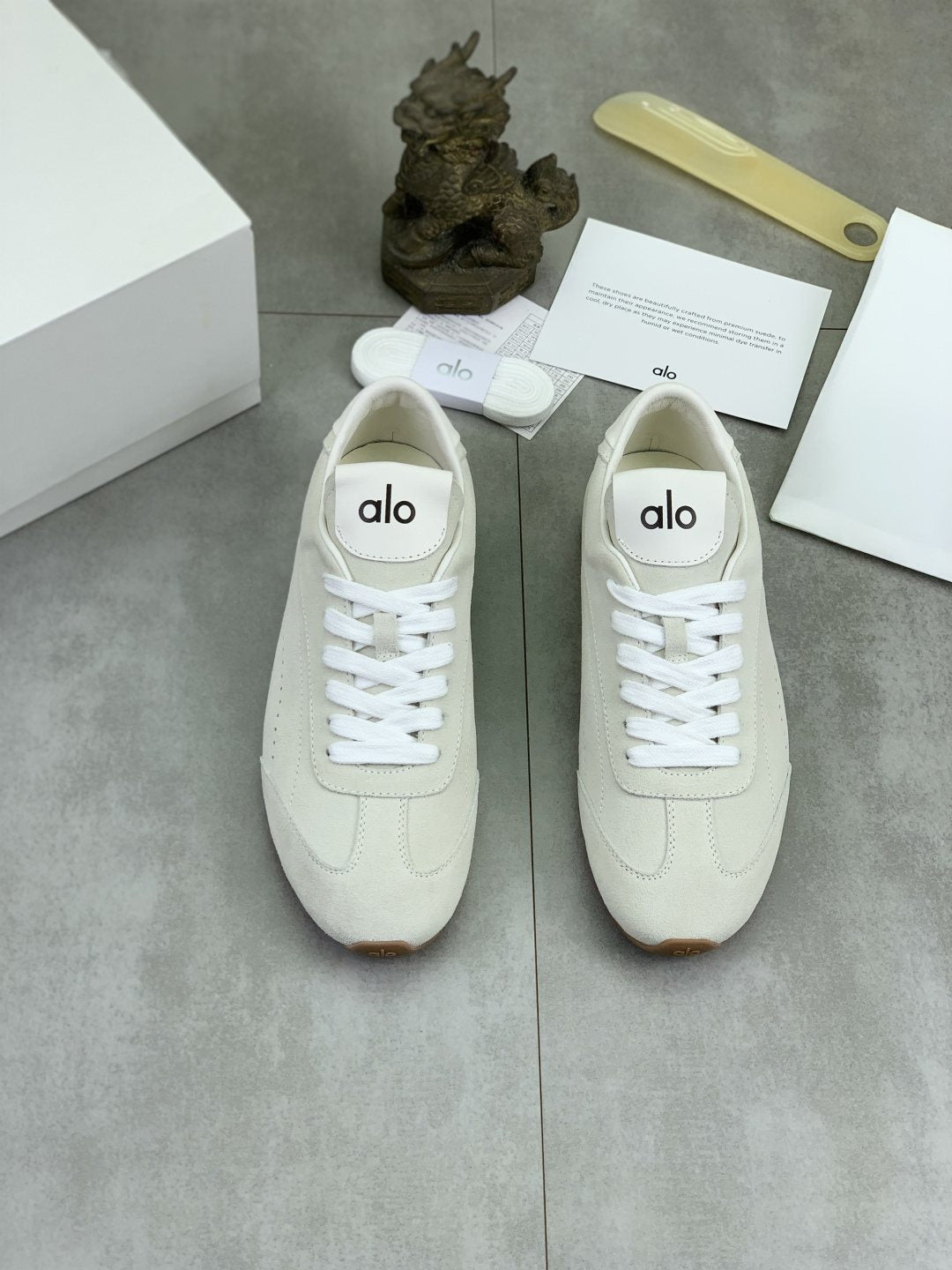 微商相册测试鞋子-Alo Gum Sole Low-Top Sneakers — front